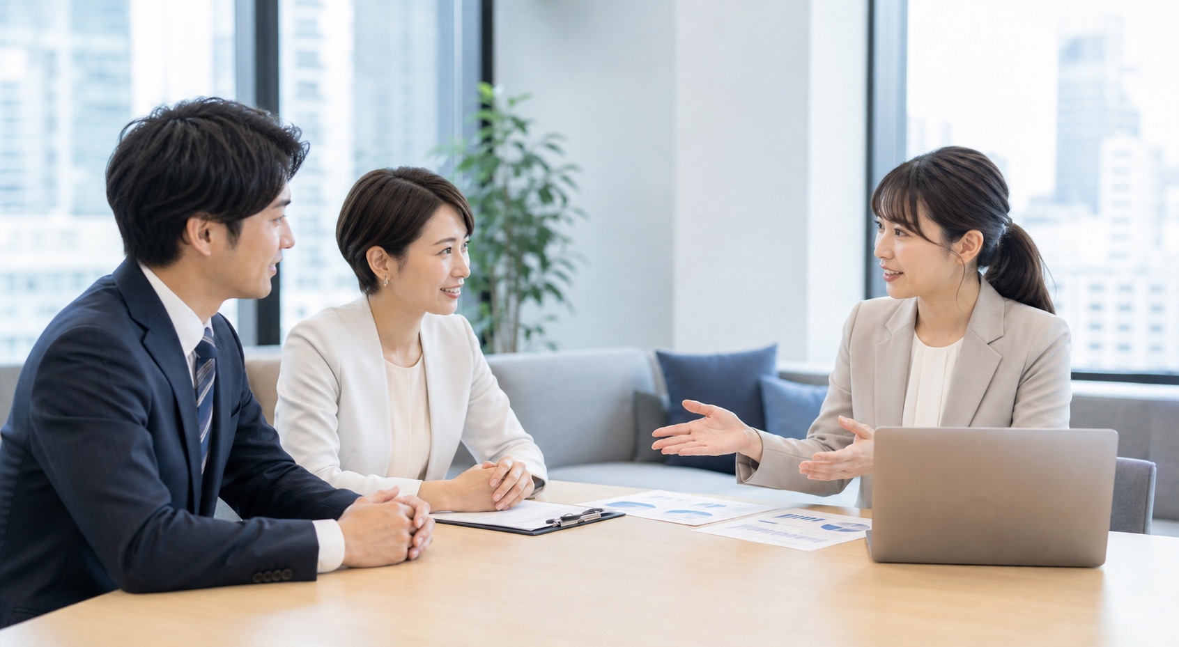 採用課題について打ち合わせる日本人ビジネスパーソン