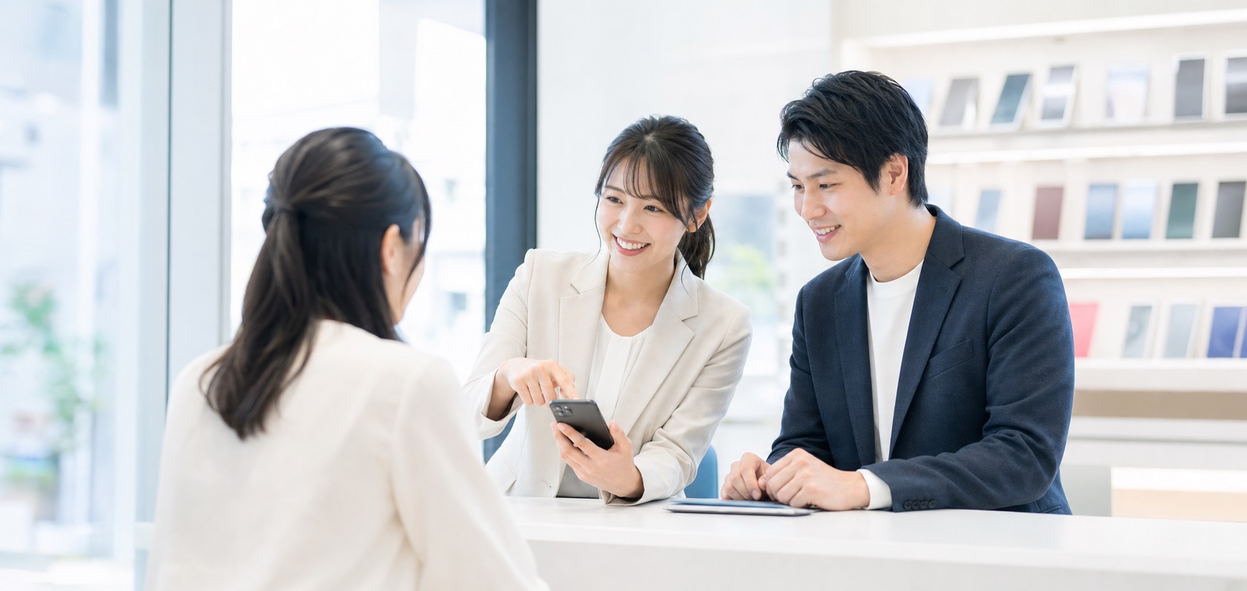 接客現場でお客様をサポートする日本人スタッフ