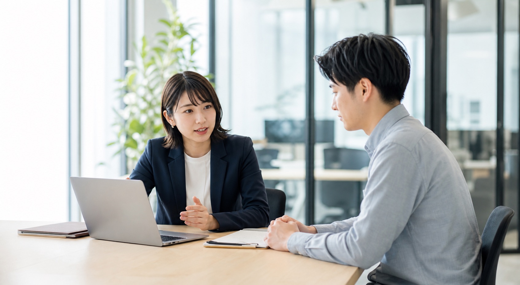 若手求職者とキャリア面談を行う日本人アドバイザー